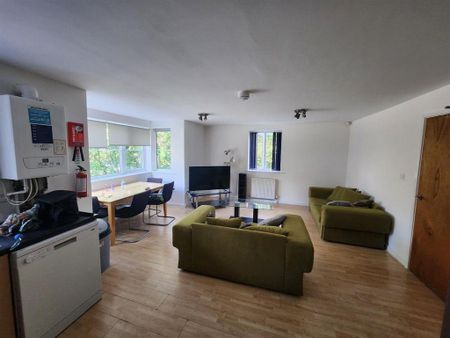 3 bedroom flat to rent - Photo 4