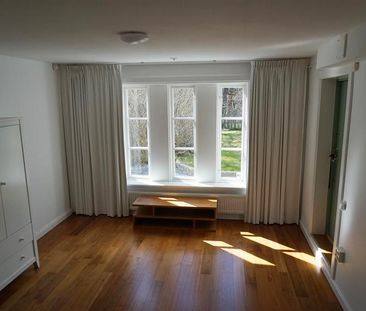 Ljus och välplanerad 1:a i Nacka nära naturreservatet! - Photo 2