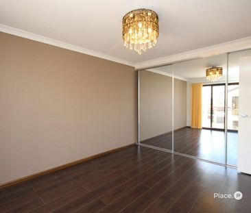 Modern Townhouse Living with Private Courtyard in Stretton College ... - Photo 1
