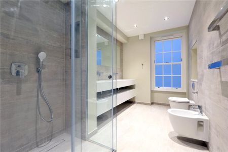 A spacious lower ground floor one bedroom apartment featuring an open plan kitchen / reception room with wood floors on the sought-after location of Montagu Square. - Photo 5