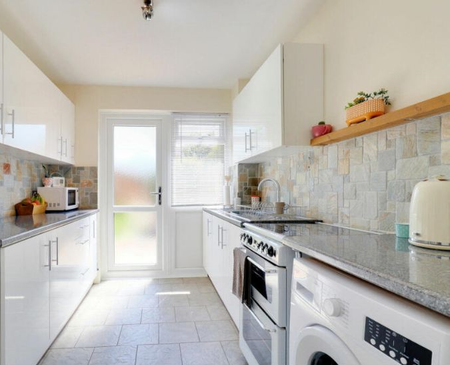 1 bedroom in a house share to rent - Photo 5