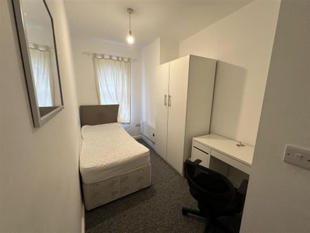 4 bedroom flat to rent - Photo 2