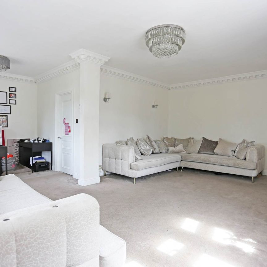 Price £3,000 pcm - Available 22/12/2025 - Part Furnished - Photo 1