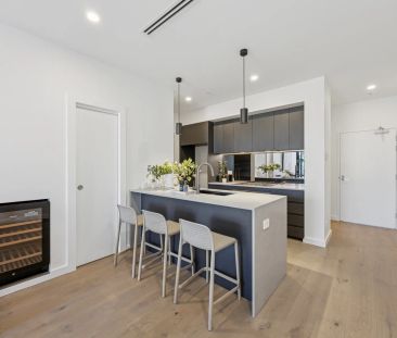 Stunning Sky Home Living in Prestigious Norwood - Photo 5