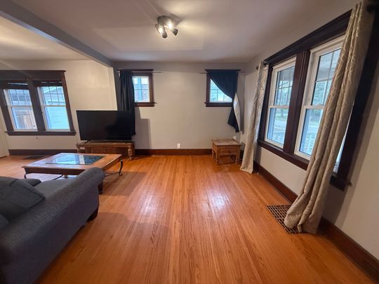 For Lease - 6226 Pine Grove Avenue, Niagara Falls, Ontario - Photo 1