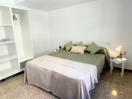 Carrer de Bernat i Baldoví, Burjassot, Valencian Community 46100 - Photo 3