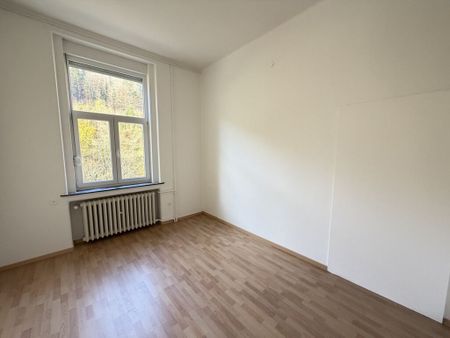 A bright living room - Photo 2