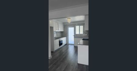 FOR LEASE – TWO SEPARATE HOMES IN ONE PROPERTY! - Photo 4