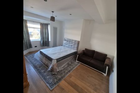 Room in a Shared House, Blacklands Road, SE6 - Photo 2