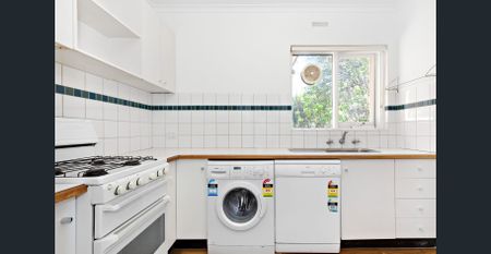 Stylish One-Bedroom Apartment in the Heart of Elwood - Photo 4