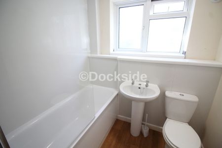 2 bed flat to rent in Hillside, Rochester, ME2 - Photo 2