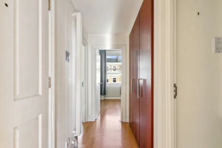 2 bedroom flat in South Kensington - Photo 5