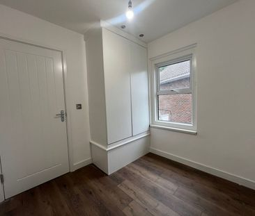 2 Bed Maisonette, Bakers End, SW20 - Photo 3