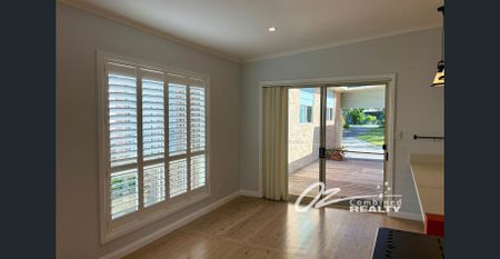 Stunning Waterfront 3-Bedroom Home - Photo 3