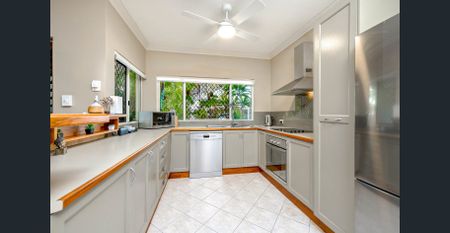 Furnished ground floor apartment, two streets from beach. - Photo 4