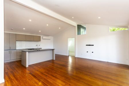 Modern 4-Bedroom Home for Rent in North New Brighton - Photo 3