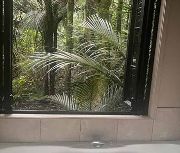 Charming Furnished Titirangi 2BR Retreat w/ Spa! - Photo 3