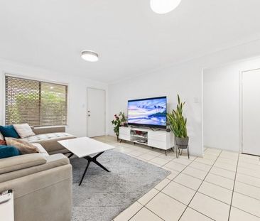 Stylish 3-Bedroom Townhouse in Peaceful Bridgeman Manor Complex - Photo 1