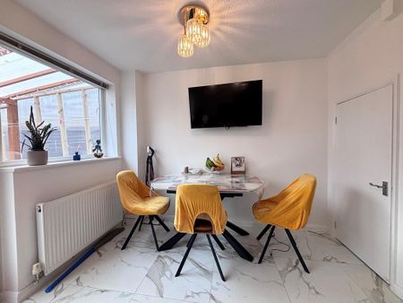 3 bedroom terraced house to rent - Photo 3