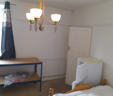 1 bedroom in a flat share to rent - Photo 5