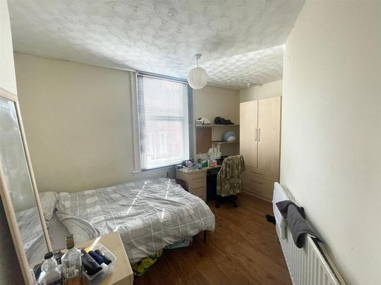 4 bedroom flat to rent - Photo 1