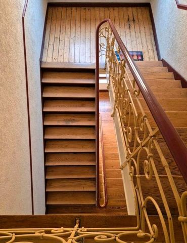 Altbau-Charme in absoluter Top-Lage mit EBK - Photo 2