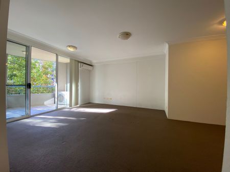 Quiet and Leafy outlook two bedrooms apartment at Prime location - Photo 2