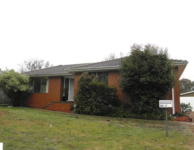 17 Cuthbert Circuit, Wanniassa ACT 2903 - House For Rent | Domain - Photo 1