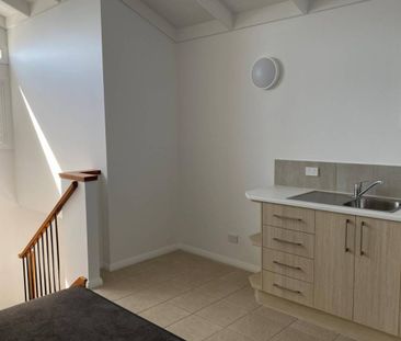 Bright & Inviting Home - Photo 5