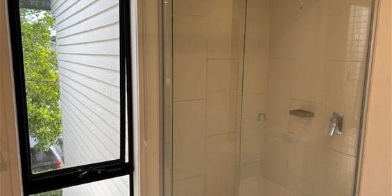 Share unit - main bedroom with Ensuite Perfect Location Hope Island - Photo 3