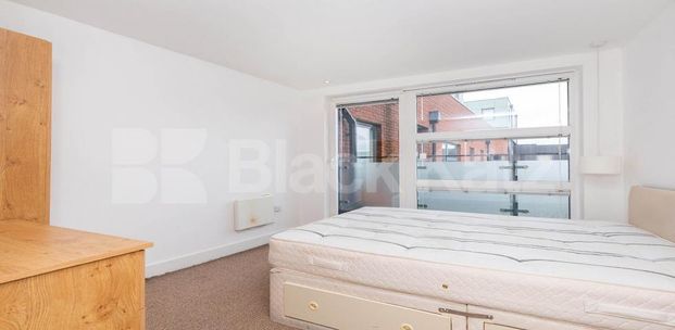 3 Bedroom, 2 bath, 1 reception Flat - Photo 1