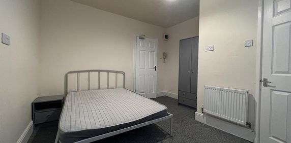 1 bedroom in a house share to rent - Photo 2