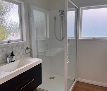 Chic 1BR Flat - Furnished & Modern! - Photo 5