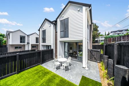 Beautiful & Sun Filled, New Build Home! - Photo 2