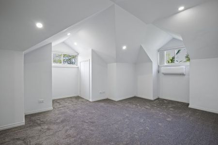 Renovated Two Bedroom Townhouse Residence - Photo 2