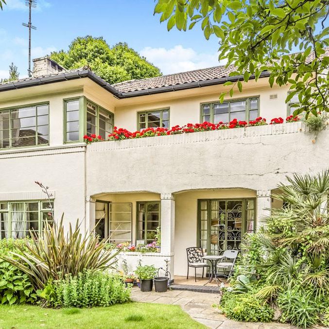 4 bedroom flat to rent - Photo 1