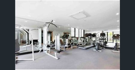 Sleek Inner-City Apartment Living - Photo 2