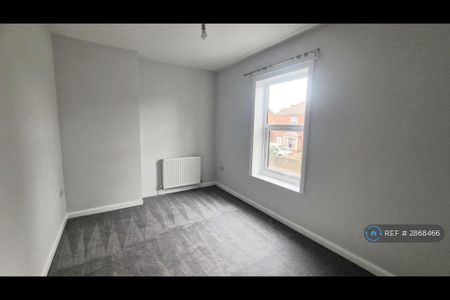 2 bedroom end of terrace house to rent - Photo 3