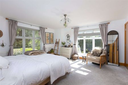 An impressive raised ground floor apartment in a prestigious gated development - Photo 5