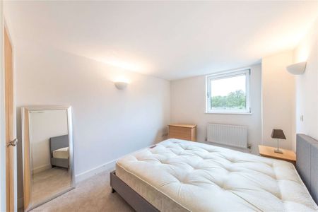 Bright 2 bedroom, 2 bathroom apartment located in a small development in the heart of Westminster. - Photo 3