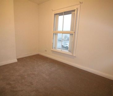 2 bedroom end of terrace house to rent - Photo 3