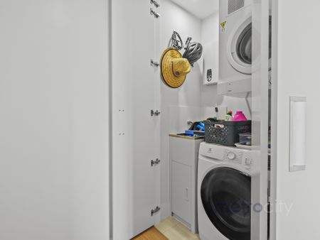 Quiet street a central location! - Photo 3