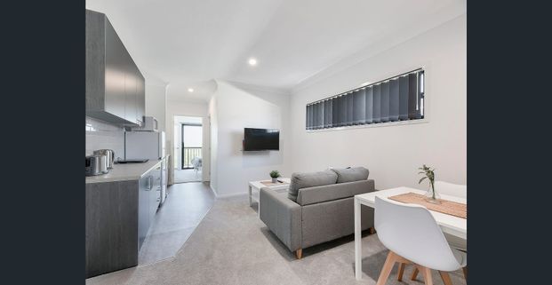 MODERN, FULLY FURNISHED, STUDIO APARTMENT - Photo 1