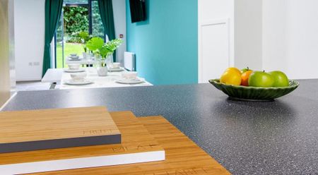 1 bedroom in a flat share to rent - Photo 5