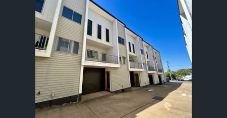 Beautiful 3 Storey Fully Air Conditioned Townhouse - Photo 5