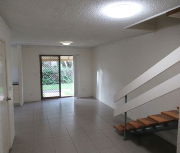 3 bedroom townhouse close to all! - Photo 1