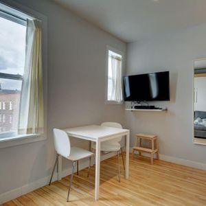 Super loft entièrement meublé situé sur la 1ere Av à Québec, en plein coeur de Limoilou. DISPONIBLE MAINTENANT. - Photo 2