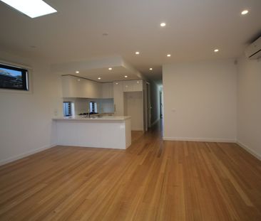THREE BEDROOM TOWNHOUSE IN SOUGHT AFTER LOCATION! - Photo 2
