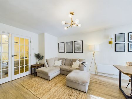 2 bedroom Flat in Masefield Gardens, Crowthorne - Photo 5