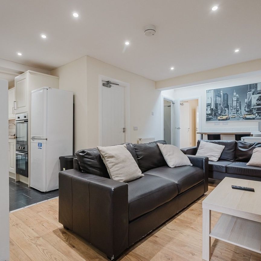 7 Bed Terraced House, Redshaw Close, M14 - Photo 1